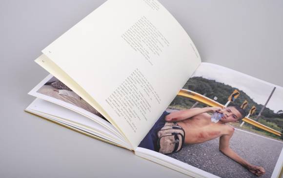 Un libro polifónico en el que se observa desde una línea en el suelo hasta el horizonte.
