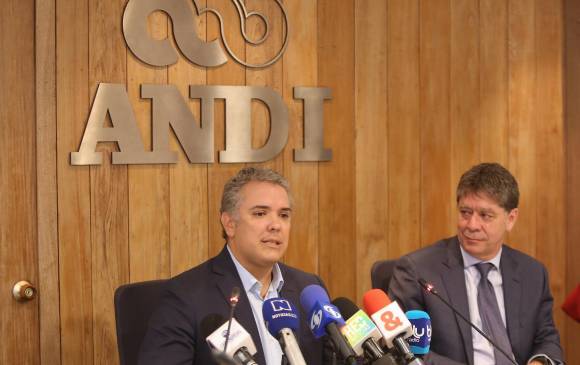 El mandatario electo Iván Duque junto al presidente de la Asociación Nacional de Empresarios de Colombia (ANDI), Bruce Mc. Master, ayer durante rueda de prensa. FOTO Colprensa