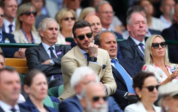 Varias estrellas del fútbol mundial, como David Beckham, actores de Hollywood y científicos, se hicieron presentes en la cancha central para observar las semifinales masculinas en Wimbledon. FOTO EFE