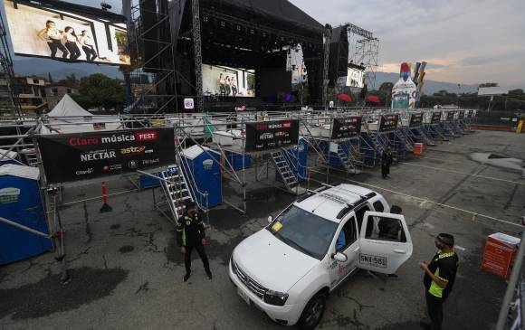 El vehículo debe ser parqueado justo debajo del palco asignado. Por carro pueden ingresar ocho personas. FOTO MANUEL SALDARRIAGA