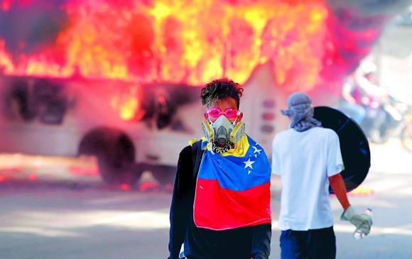 45 días suman las protestas en Venezuela en contra del régimen de Nicolás Maduro. La oposición pide nuevas elecciones y la libertad de los presos políticos, entre otras cosas. FOTO Reuters