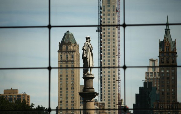 La estatua de Colón se encuentra en un punto neurálgico de la ciudad, pegado al Central Park y a la sede de CNN. FOTO AFP