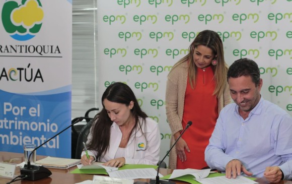 A la izquierda, Ana Ligia Mora, directora de Corantioquia; a la derecha, Jorge Londoño de La Cuesta, gerente de EPM, durante la firma del convenio. FOTO: Cortesía EPM