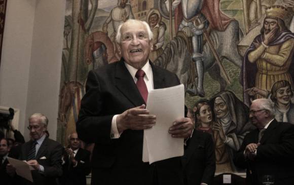 Nació en Riosucio, Caldas, el 7 de agosto de 1920. Cursó los estudios primarios y secundarios en su ciudad natal y en Popayán.