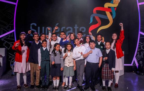 El grupo de los 15 mejores estudiantes en las pruebas Supérate con el Saber 2.0 con la ministra de Educación, Yaneth Giha. Entre ellos las antioqueñas Natalia Naranjo (a la izquierda del grupo) y Laura Jaramillo (a la derecha del grupo), estudiantes del colegio Jesús María.