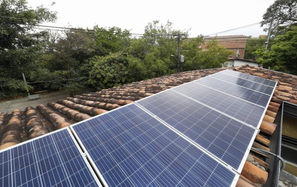 El proyecto está en fase de expansión y espera ser modelo para que otras sedes comunales de Medellín instalen paneles y produzcan energía solar. FOTO MANUEL SALDARRIAGA
