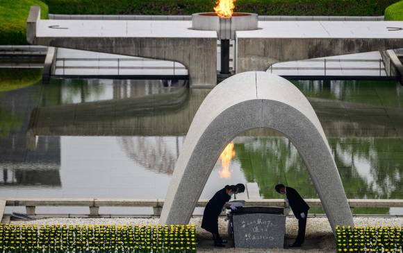 El alcalde de Hiroshima, Kazumi Matsui (R), y representantes de familias participan en una ceremonia en el Memorial durante el servicio conmemorativo del 75 aniversario de las víctimas de la bomba atómica en el Parque Memorial de la Paz en Hiroshima. Foto: AFP