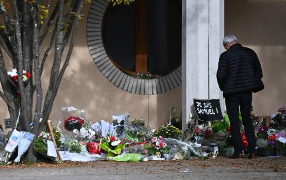 Tras la decapitación de un maestro escolar y los ataques a cuchillo en la antigua sede de Charlie Hebdo, ocurridos este año, miles de franceses protestaron contra el terrorismo. FOTO AFP