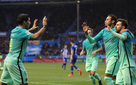 Luis Sua´rez, Lionel Messi y Neymar marcaron en la goleada 0-6 al Alavés del colombiano Daniel Torres. FOTO AFP
