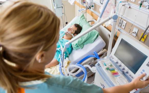 “En Colombia tenemos, en un 99%, lo último en tecnología necesaria. Lo demás, son aparatos caros y bonitos”, dice Camilo Duque Hurtado, especialista en medicina crítica y cuidados intensivos. FOTO sstock