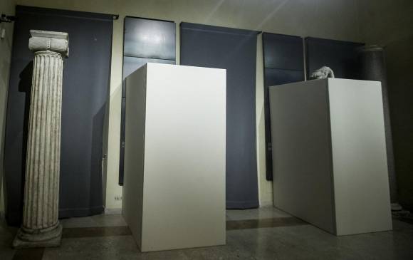 Llenos de cajas y no de estatuas, lucían los pasillos por los que pasó la comitiva con el mandatario iraní, Hasan Rohani, y su similar italiano y anfitrión, Mateo Renzi. Esta acción ha generado una fuerte controversia a en los medios de Italia y de Europa. FOTO ap