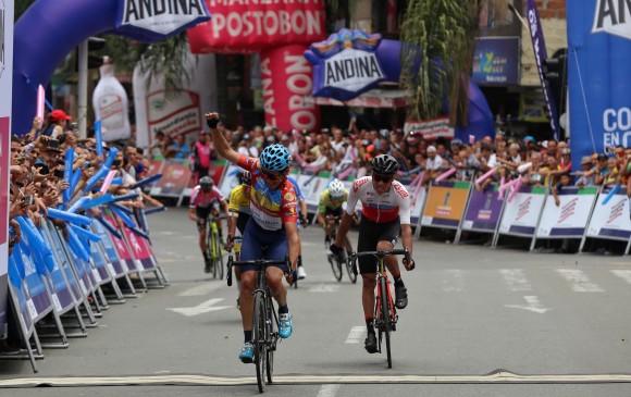 El corredor Óscar Sevilla, del Team Medellín se quedó con la victoria en Bello. FOTO COLPRENSA