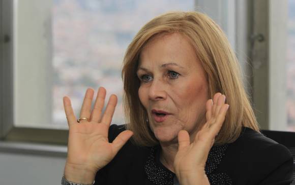 Yolanda Pinto, en su primer evento como directora de la Unidad para las Víctimas en Medellín, entregó 131 indemnizaciones económicas a víctimas del conflicto armado. FOTO CoLPRENSA