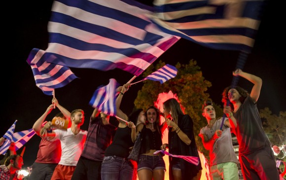 Cientos de griegos se volcaban a la plaza Syntagma frente al Parlamento para celebrar. FOTO REUTERS