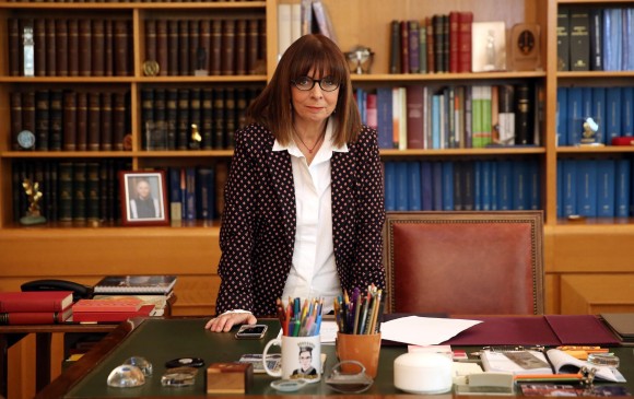 La magistrada Ekaterini Sakellaropoulou, de 63 años, fue elegida presidenta de la República de Grecia para un periodo de cinco años. Sakellaropoulou es progresista y feminista. FOTO AFP