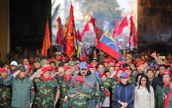 Nicolás Maduro acompañado de Ejército Nacional Bolivariano en ejercicios militares la semana pasada. FOTO Reuters