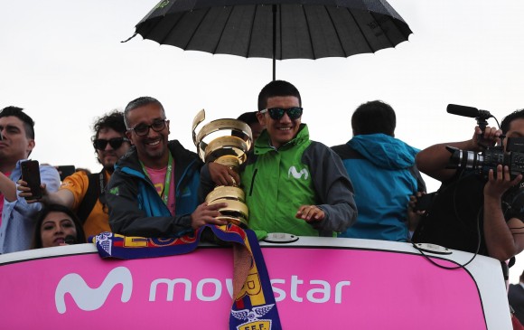 Richard Carapaz con el trofeo que lo acredita como ganador del Giro de Italia. FOTO EFE