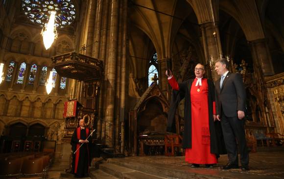 Santos saludó a los integrantes del cuerpo colegiado de la Iglesia Anglicana.