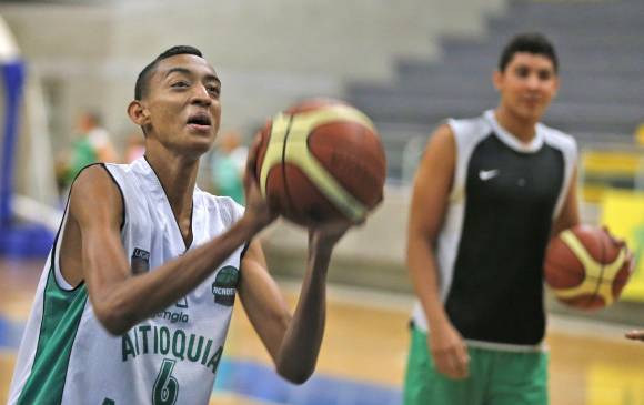 Juan Carlos Cárdenas fue de los que mejor aprovechó la oportunidad en Academia de la Montaña cuando jugó al lado de David Hernández por la Liga de baloncesto. Desde el año pasado perfecciona su juego en Estados Unidos. FOTOs archivo y cortesía