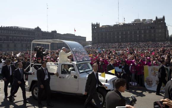 El Papa Francisco saludó a la multitud de el Zócalo, plaza principal de Ciudad de México. FOTO ap