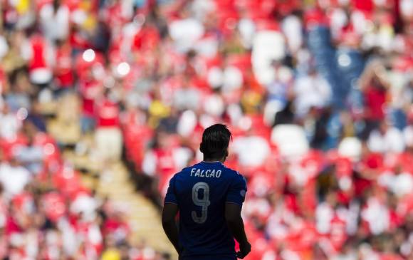 Según el medio británico, Radamel Falcao no continuaría en el Chelsea. FOTO AP