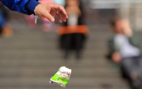 Arrojar basuras al piso en espacios públicos también generará sanción, como está consignado en el Código de Policía. El valor de la sanción sería de 786.898 pesos. FOTO Colprensa