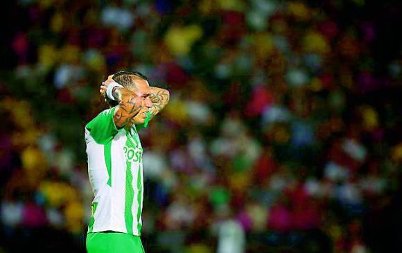 Tristes salieron los jugadores del Nacional del estadio Guillermo Plazas Alcid, uno de ellos fue Dayro Moreno, el goleador verde, quien ayer no estuvo certero ante el arco. FOTO colprensa