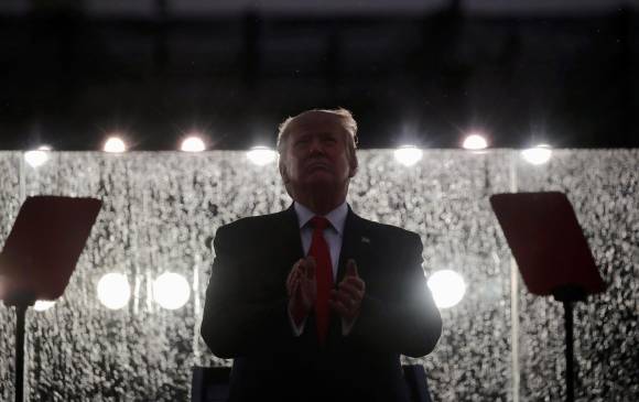 El presidente estadounidense, Donald Trump, conmemoró este jueves el “extraordinario patrimonio” de Estados Unidos ante miles de personas en la celebración del Día de la Independencia. Foto: Reuters