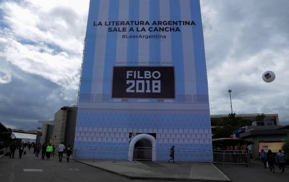 El pabellón de Argentina en la Feria del Libro se ve desde afuera como una camiseta gigante. FOTO colprensa