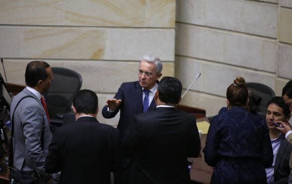 El senador del Centro Democrático, Álvaro Uribe Vélez, aún no presenta su carta de renuncia ante el Congreso. FOTO cOLPRENSA