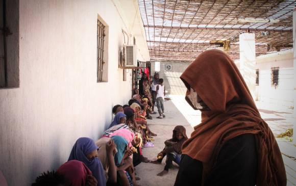 La Dirección de Lucha contra la Migración Ilegal es la división del Ministerio del Interior de Libia que administra los centros de detención de migrantes. Están recluidos en malas condiciones. FOTO MSF