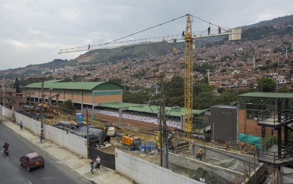 Este domingo izarán cinco vigas necesarias para la ampliación de la estación Acevedo, desde donde partirá la Línea P del metrocable. FOTO: Edwin Bustamante.