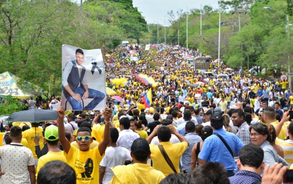 Valledupar tuvo día cívico por la muerte del cantante. Los asistentes vistieron de amarillo en su honor. FOTO colprensa