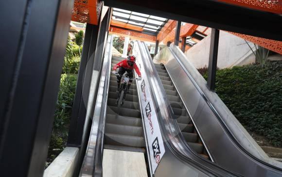 Por las emblemáticas escaleras eléctricas de la Comuna 13 cruzaron los pilotos. Desborde de vértigo.