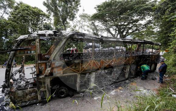 En la noche del pasado lunes, hombres armados que se identificaron como del Eln quemaron seis vehículos en la Troncal a la Costa. FOTO Jaime Pérez- enviado especial