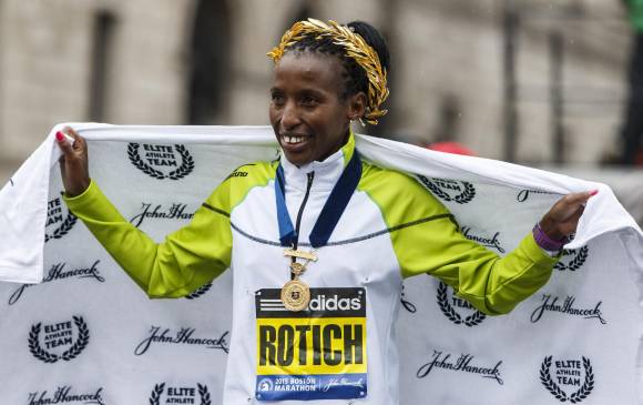 Rotich aprovechó los últimos metros para rebasar a la etíope Mare DiBaba. FOTO REUTERS