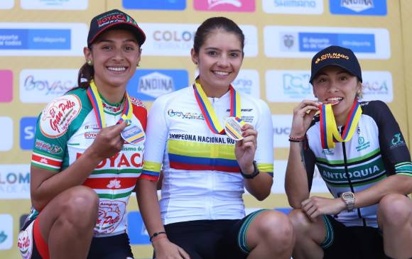 Lina Hernández (centro) se consolida como la mejor corredora sub-23 de Colombia. El año pasado también se impuso en la contrarreloj de los Juegos Nacionales. FOTO CORTESÍA ÉDER GARCÉS-FEDECICLISMO