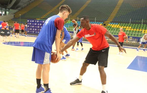 Jerónimo Villegas enfrenta a Juan Diego Tello quien hizo las veces de instructor en el campamento de la NBA en Medlelín. FOTO cortesía NBA 