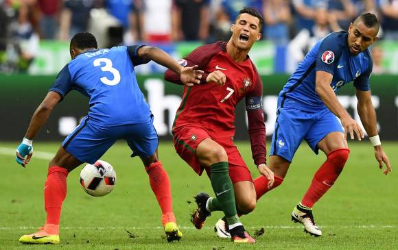 Cristiano Ronaldo sufrió un esguince en el ligamento lateral interno de grado 1 en su rodilla izquierda. FOTO AFP