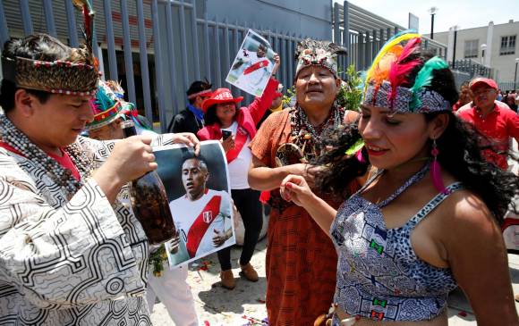 Los chamanes peruanos bendicen la foto de Christian Cueva. FOTO REUTERS