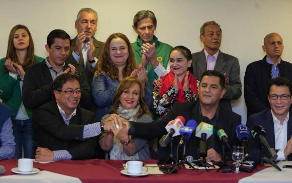 El intercambio de manillas entre el candidato Gustavo Petro y los verdes selló la coalición para segunda vuelta. FOTO colprensa