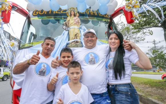 A la Virgen del Carmen le salieron fans 