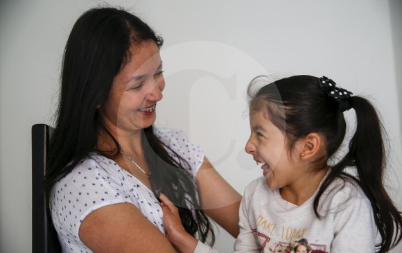 Una relación amorosa y de lucha es la que se nota entre Alba Giraldo y su hija María Valentina Ciro Giraldo. La fotografía de la menor de edad es publicada con permiso de sus padres. FOTO Esteban Vanegas