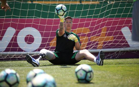 El arquero practicó varios ejercicios con balón bajo el arco. FOTO EFE