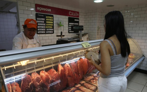 Brasil suspendió temporalmente la exportación de carne producida en 21 plantas del país. FOTO EFE