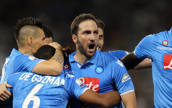 Entre los dos marcaron los cuatro goles del partido que se definió a penaltis a favor del Napoli. FOTO AFP