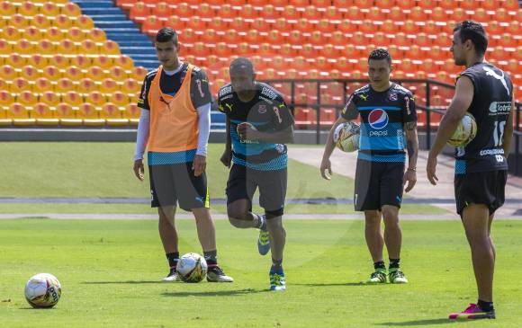 El central Jorge Arias, en la parte izquierda de la foto, presentó un esguince leve tras el juego ante Caldas, pero ya regresó a trabajos con el resto del equipo. FOTO juan antonio sánchez