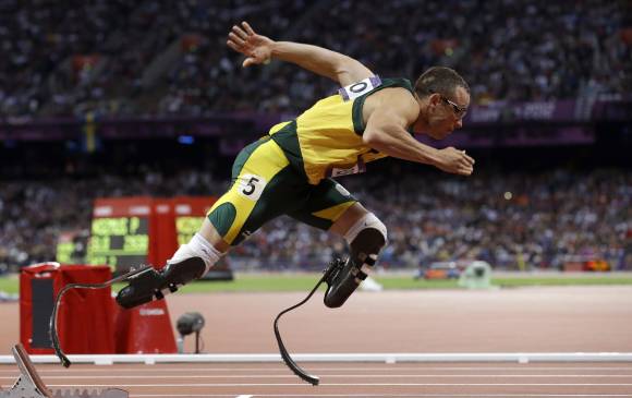 En 2012 se convirtió en el primer deportista de la historia en participar con las piernas amputadas en unos Juegos Olímpicos. FOTO AP