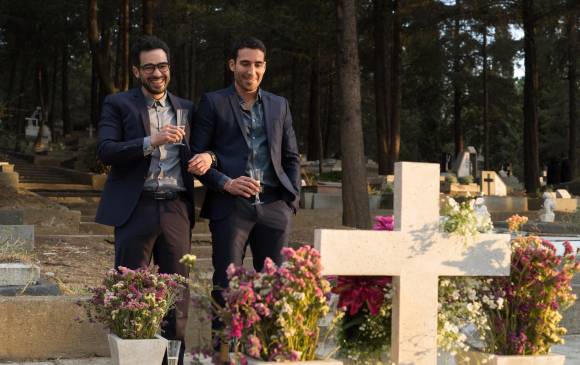 Alfonso Herrera (izq.) y Miguel Silvestre, interpretando a sus personajes. FOTO netflix