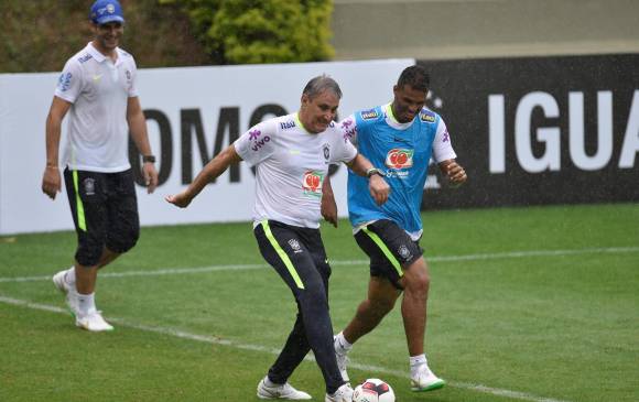 Mientras algunos técnicos no encuentran el camino con sus selecciones, Tite disfruta del buen momento con los brasileños. Aquí, en uno de los entrenamientos de cara al duelo con Perú. FOTO AFP